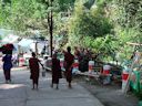 Kleine Novizen sammeln Essen für ihr Kloster
